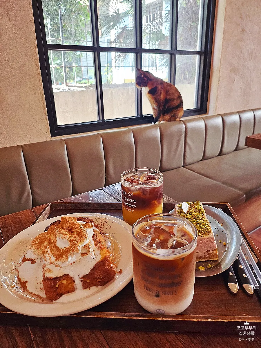 Interior of the sentimental Gwangalli café Deokmi Atelier