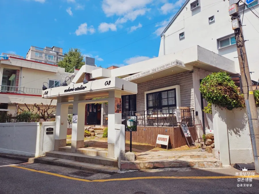 Exterior of Deokmi Atelier café inside a Gwangalli alley