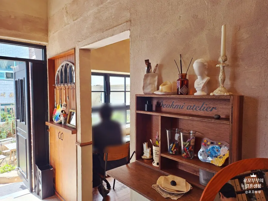 Café seating with antique furniture