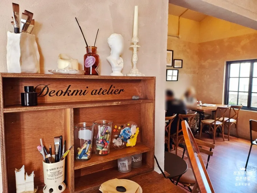 The antique café space of Deokmi Atelier Gwang-an Branch