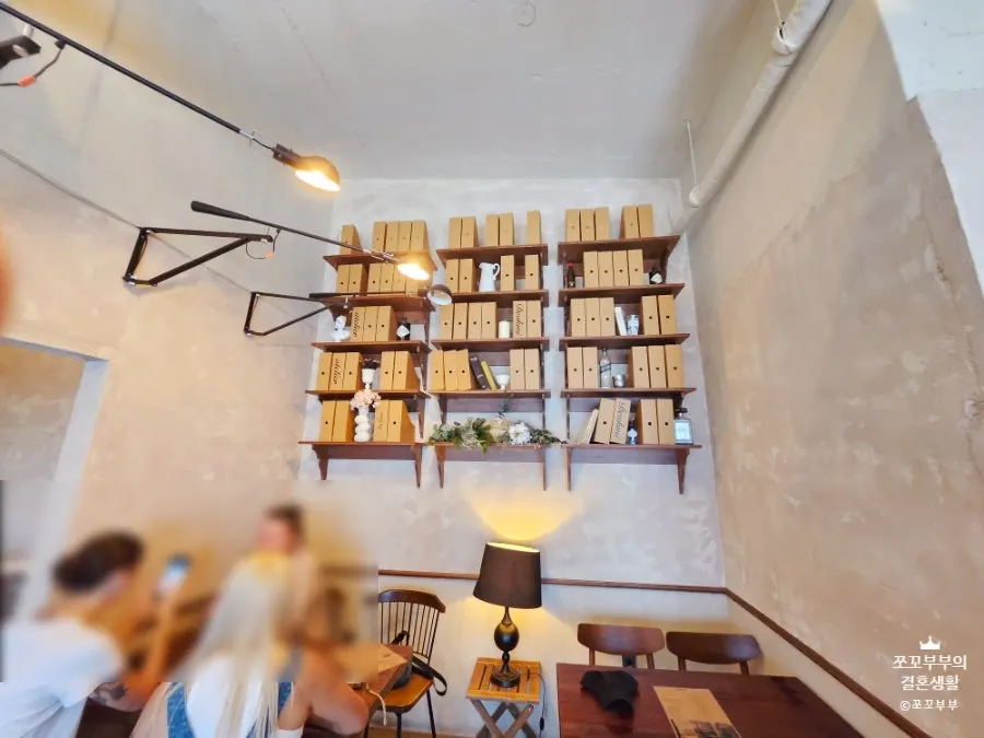 Café tables and chairs arrangement