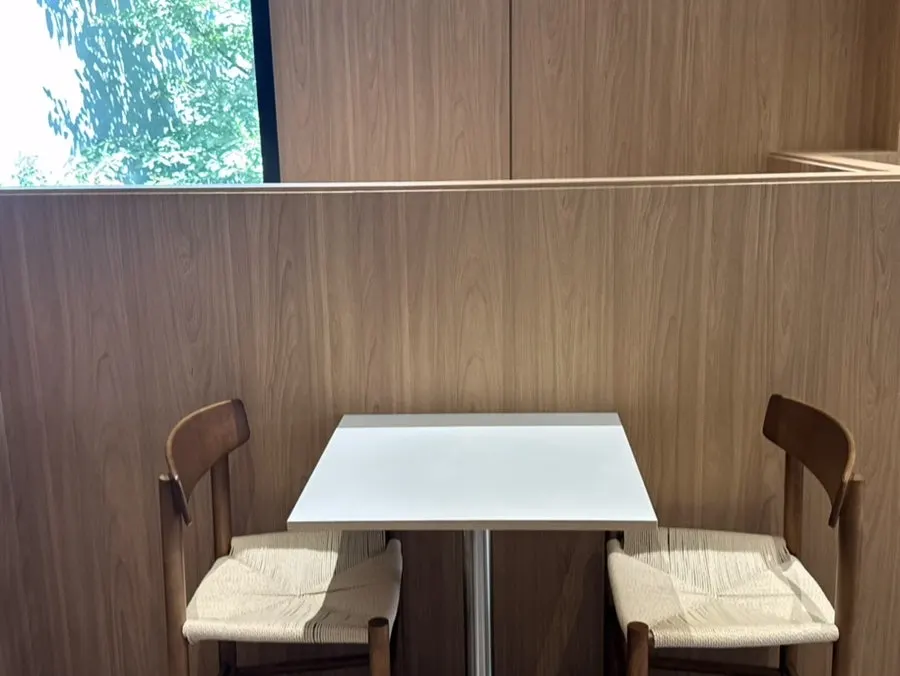 Second-floor seating area with baby chairs ready