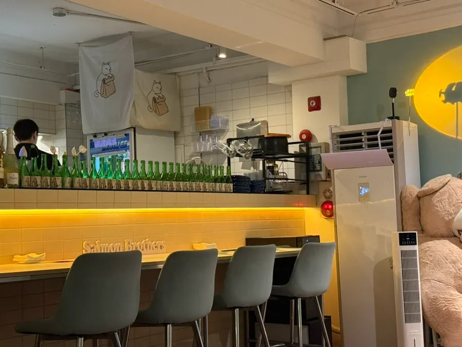 Overall dining room atmosphere at Salmon Brothers