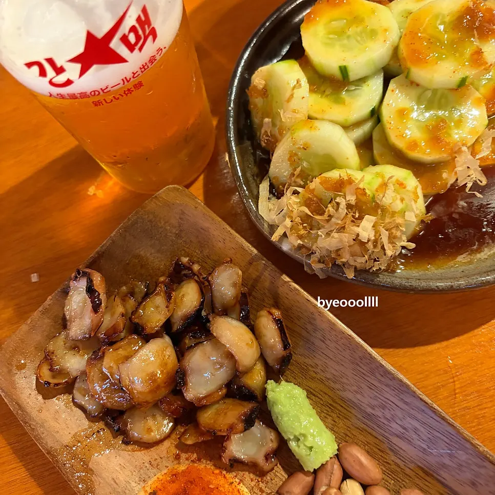 생맥주와 안주를 함께 차린 주문 메뉴 한 상