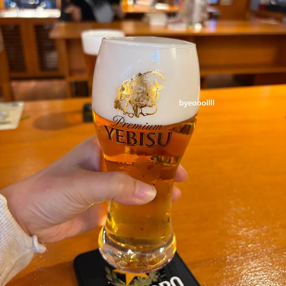 거품이 올라온 에비스 생맥주 한 잔
