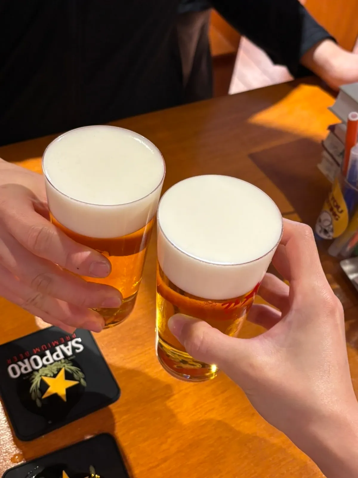 차가운 잔에 담긴 생맥주 두 잔