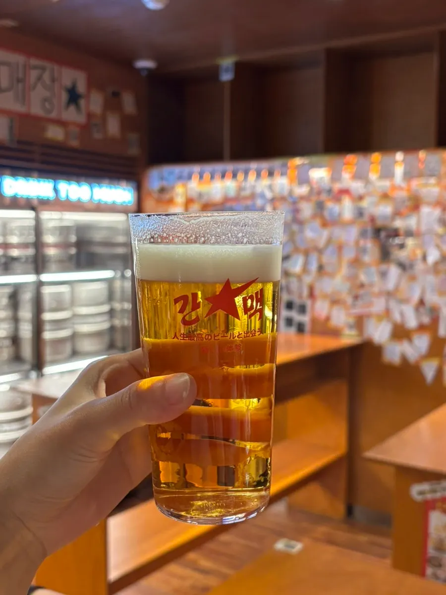 테이블 위에 놓인 생맥주 두 잔