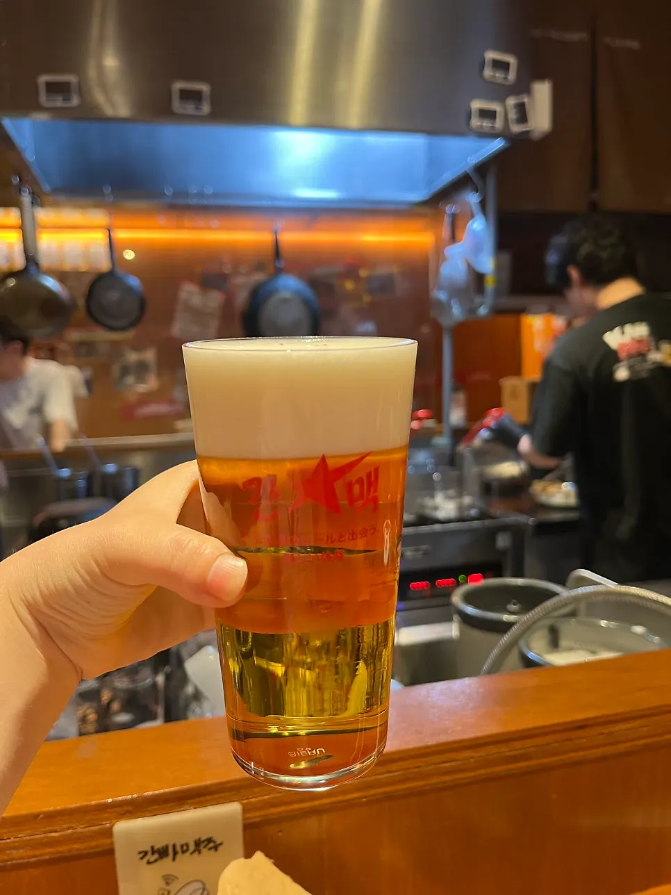 크림이 올라간 삿포로 생맥주 잔