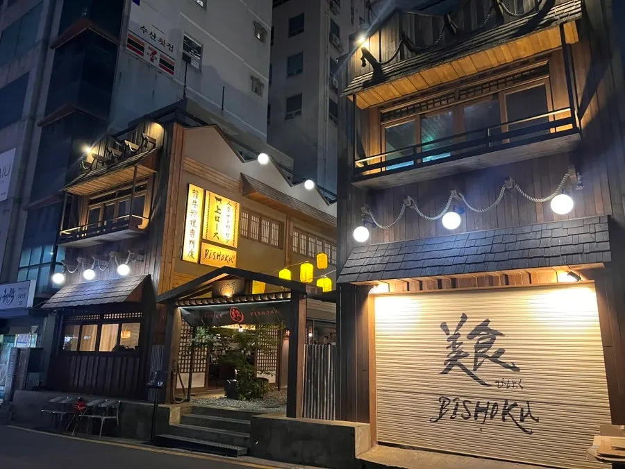 일본식 초롱 등이 걸린 비쇼쿠 내부