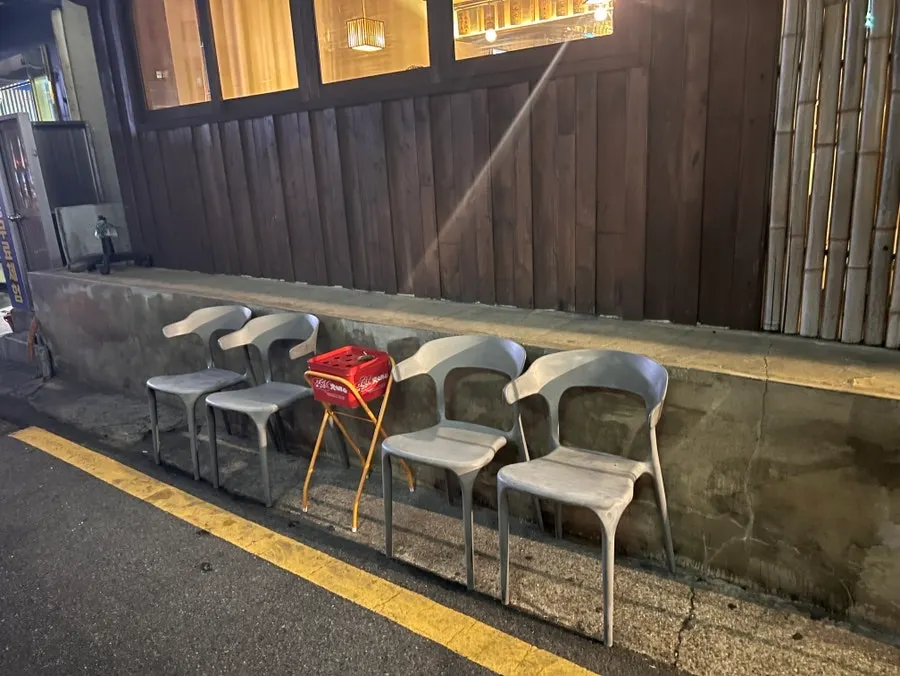 비쇼쿠 1층 ㄷ자형 홀 모습