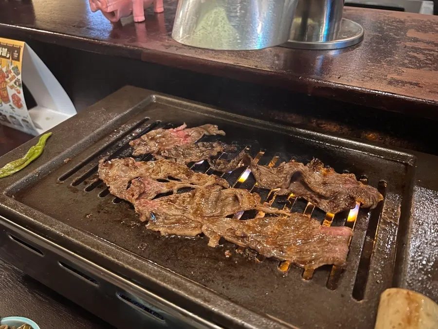 불판 위에서 익어가는 특상등심