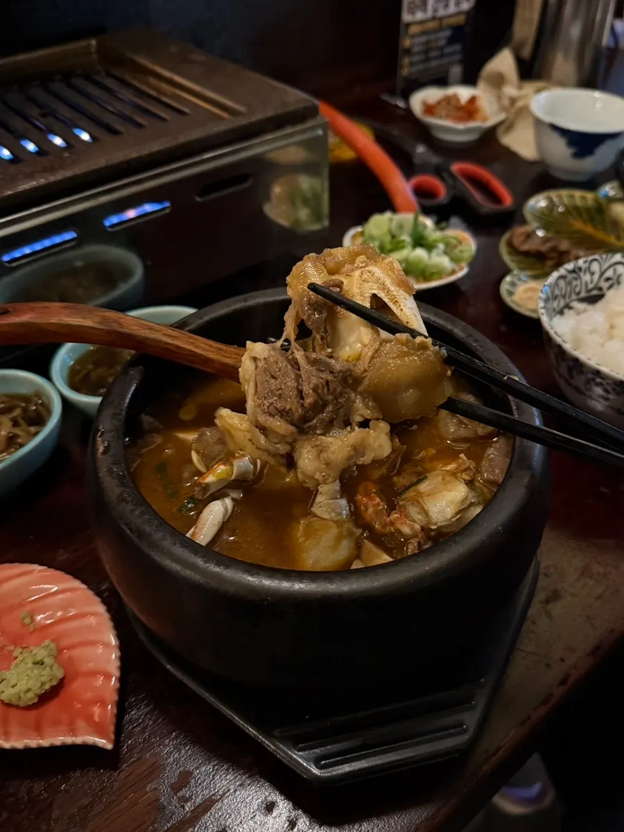 한우와 야채가 가득한 된장찌개 한 그릇