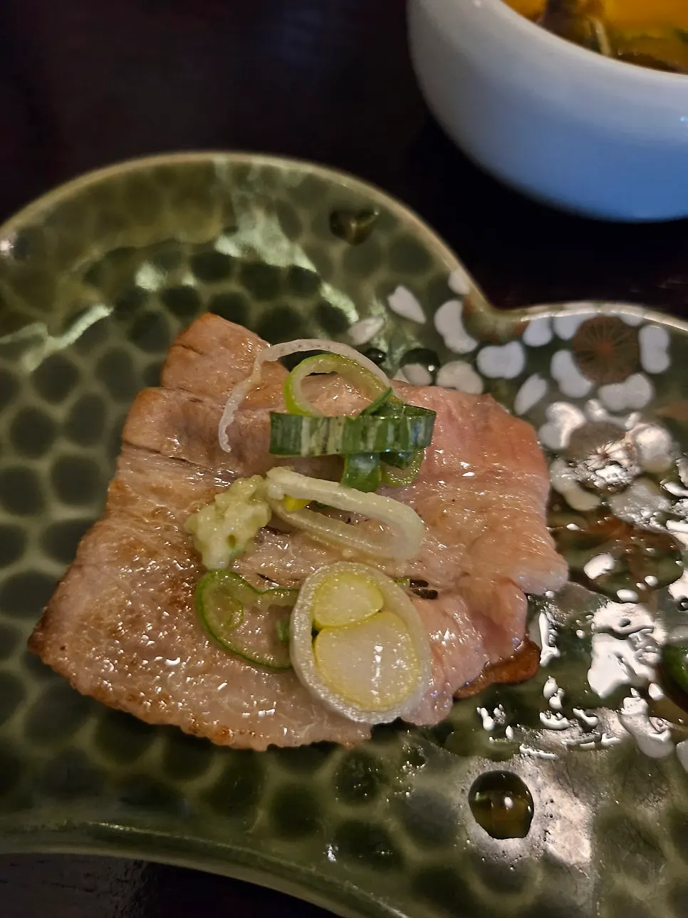 卵黄を溶いた特製醤油ダレにつける特上ロース