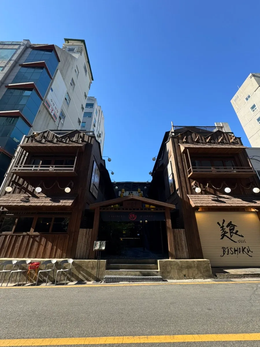 Bisyoku Gwangan Branch exterior styled like a traditional Japanese house