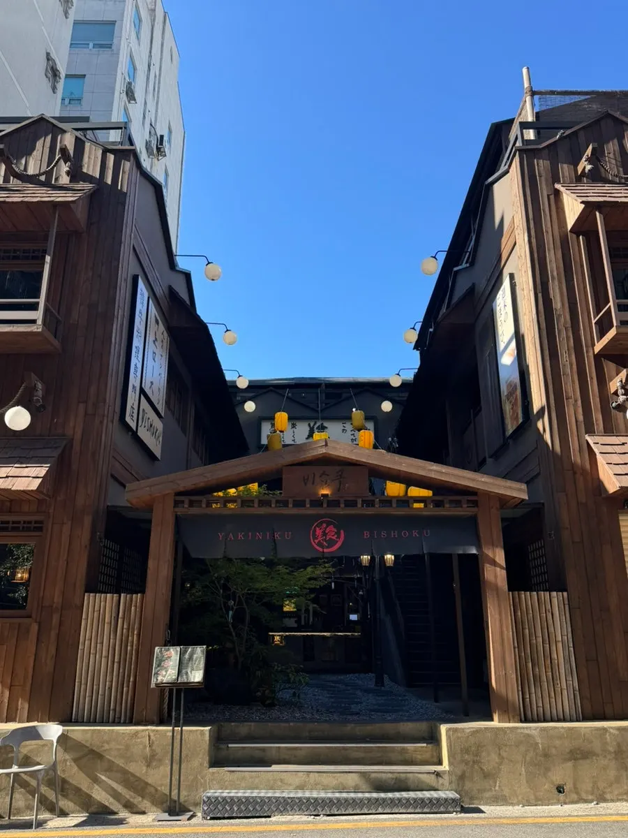 The spacious, mansion-like building of Bisyoku Gwangan Branch