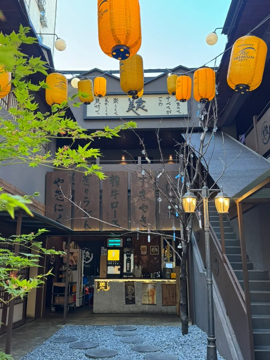 Bisyoku Gwangan Branch's two-sided building and garden