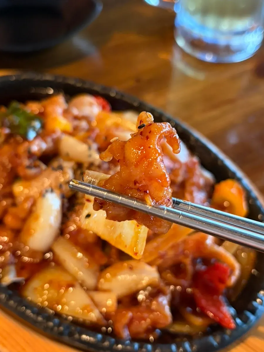 Smoky chicken feet with drinks