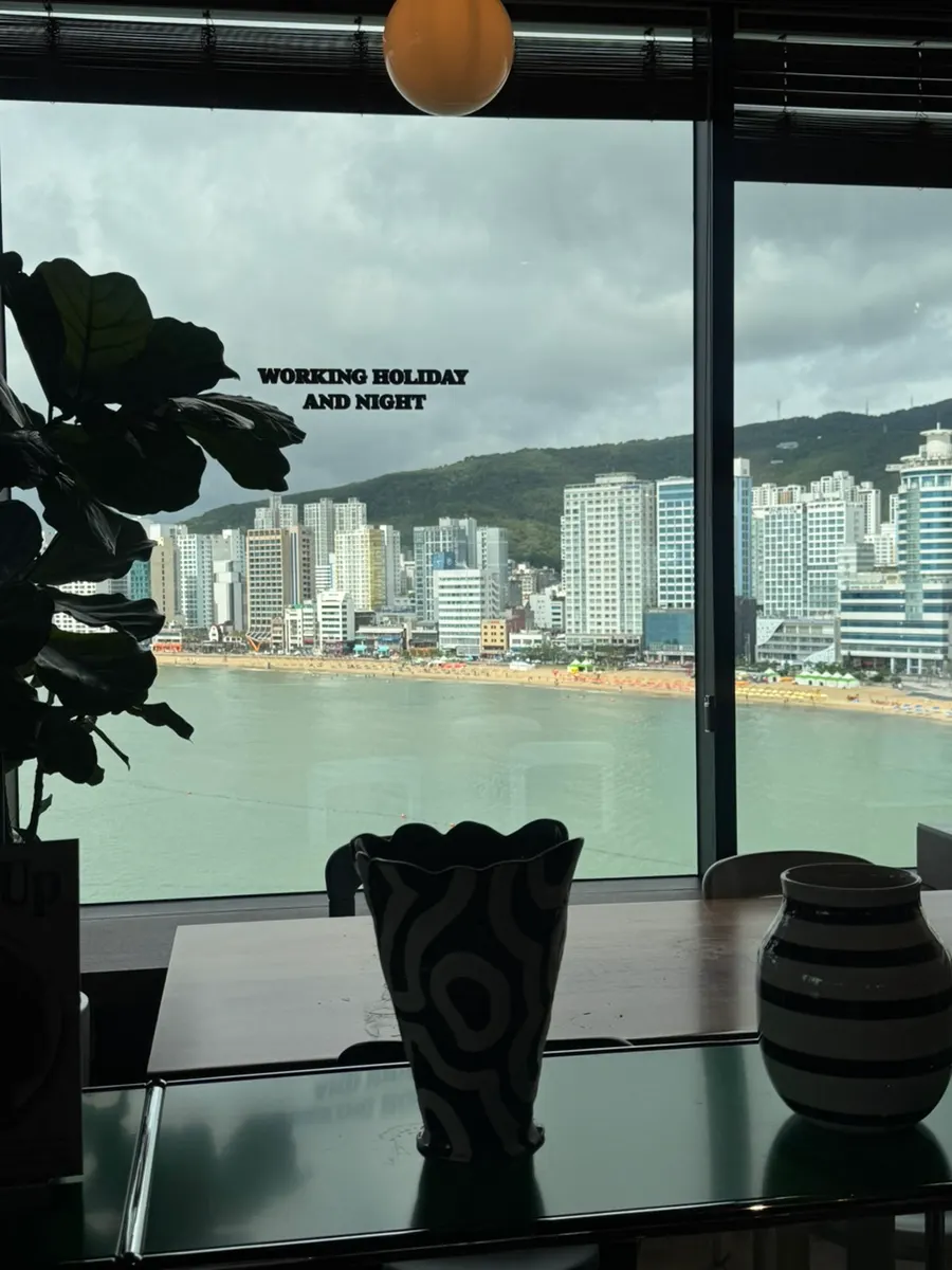 민락수변로 바다 앞 카페 건물