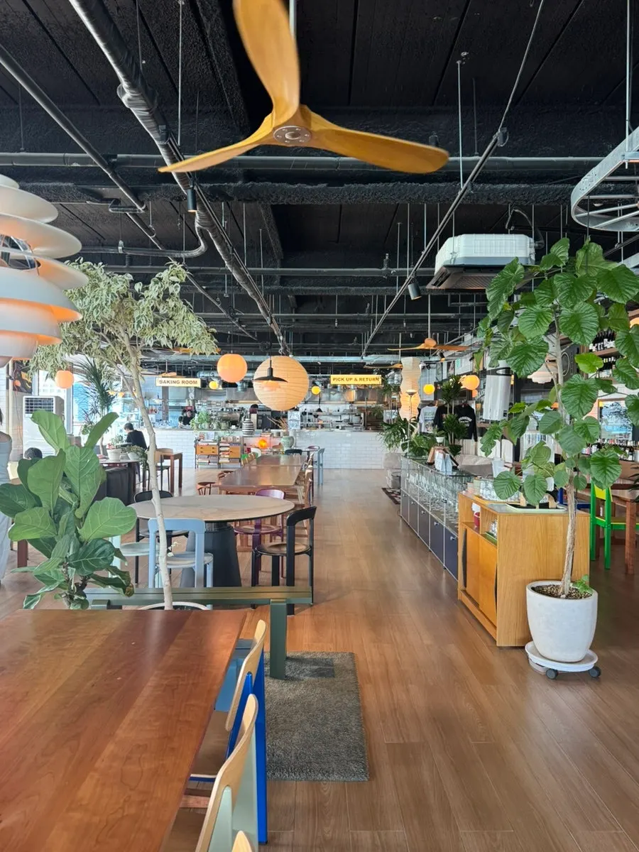 통창 너머 광안리 바다 뷰