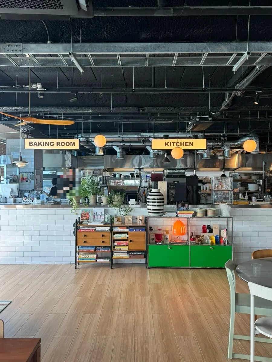 손님이 많은 창가 좌석 쪽 풍경