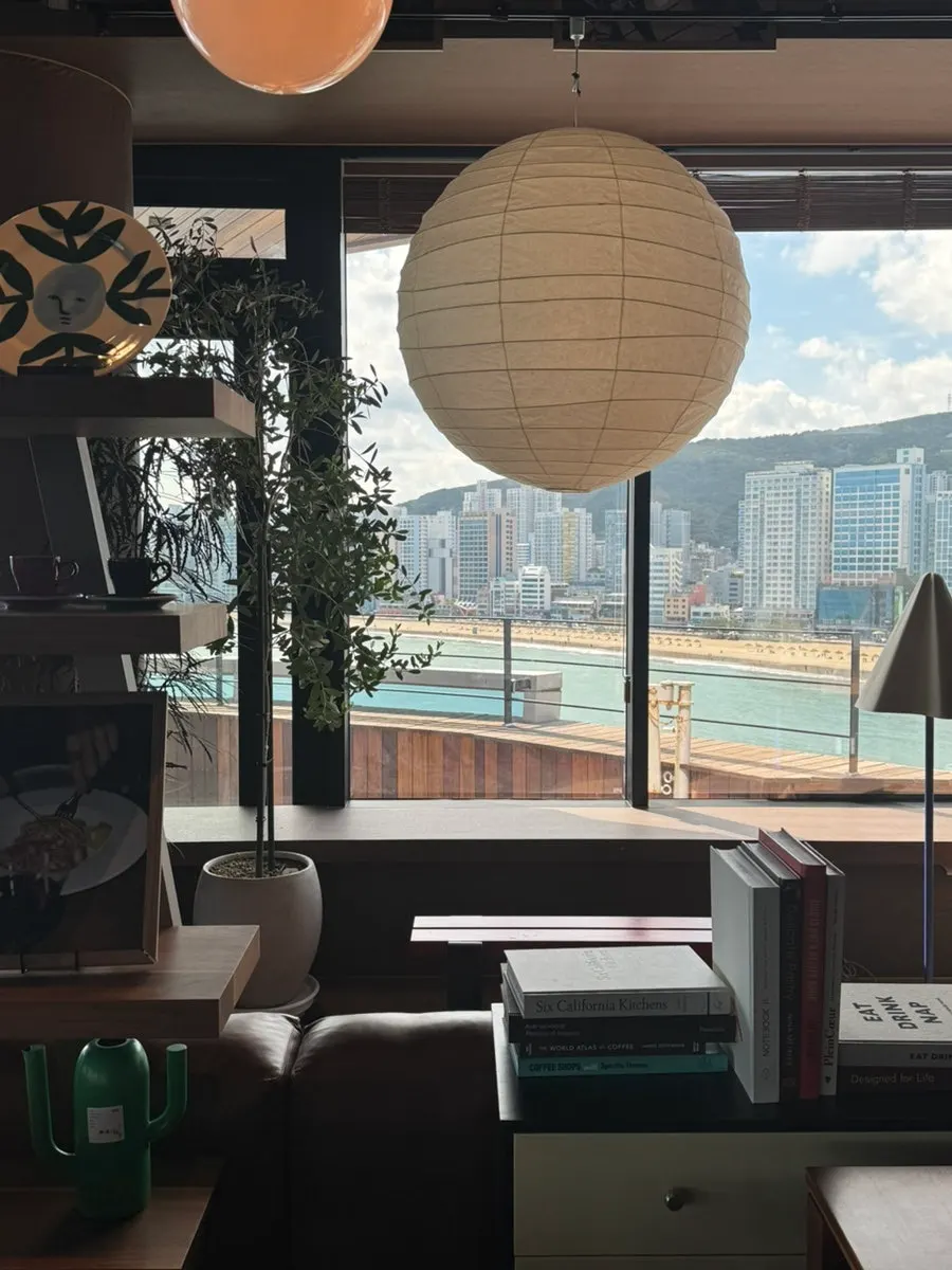 소파석 주변 조명과 소품