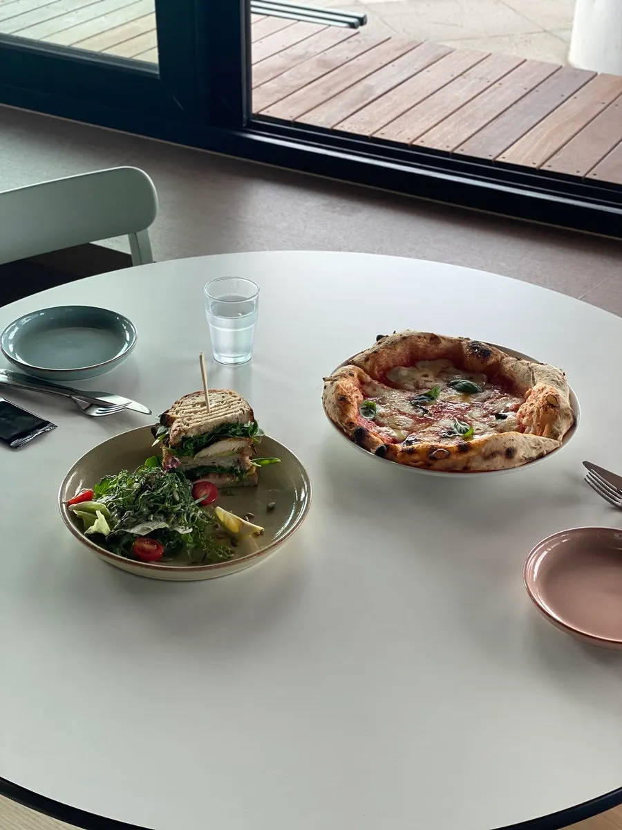 모짜렐라와 바질을 올린 마르게리타 피자
