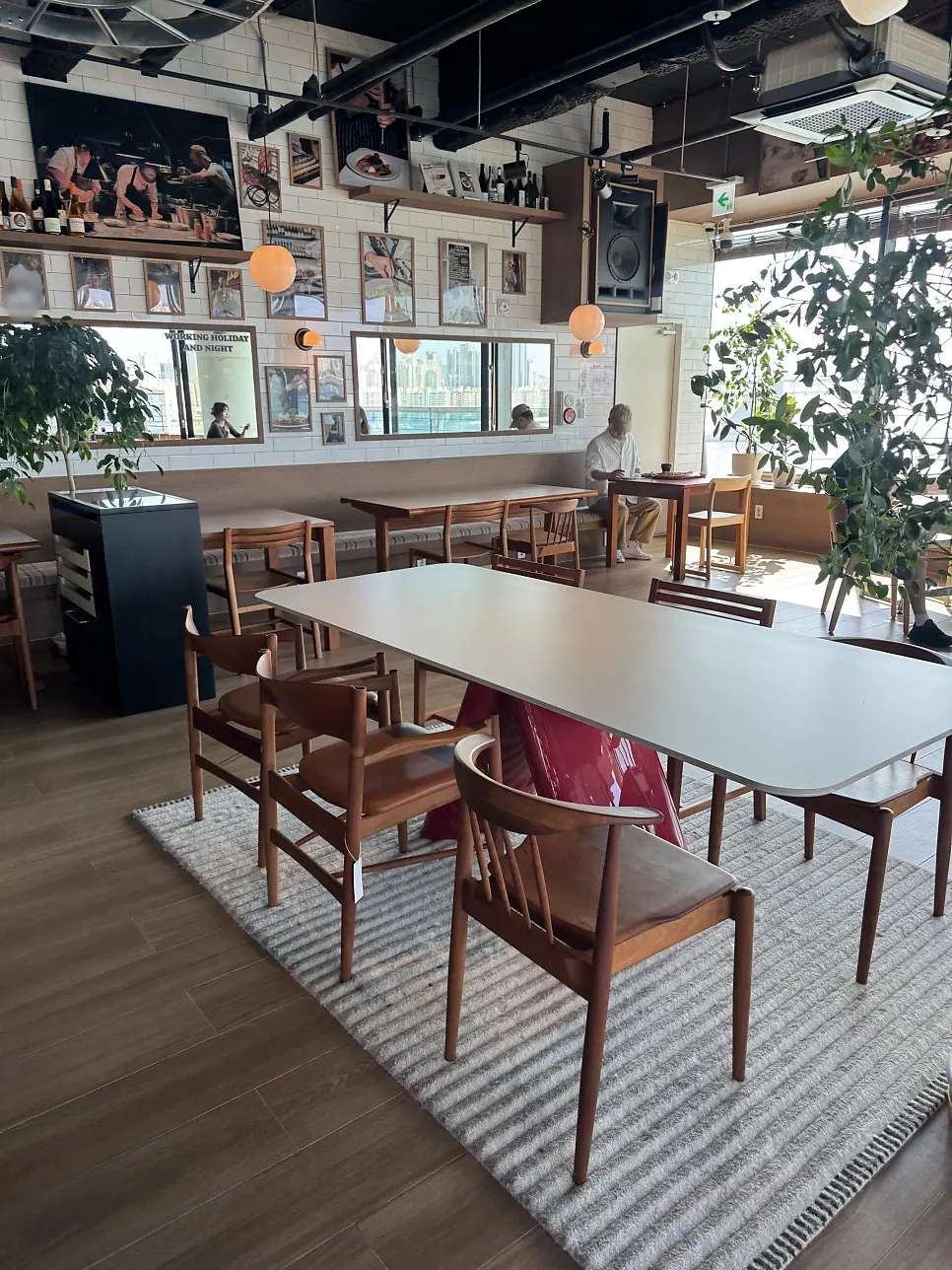 広安大橋が見えるカフェの一面窓ビュー