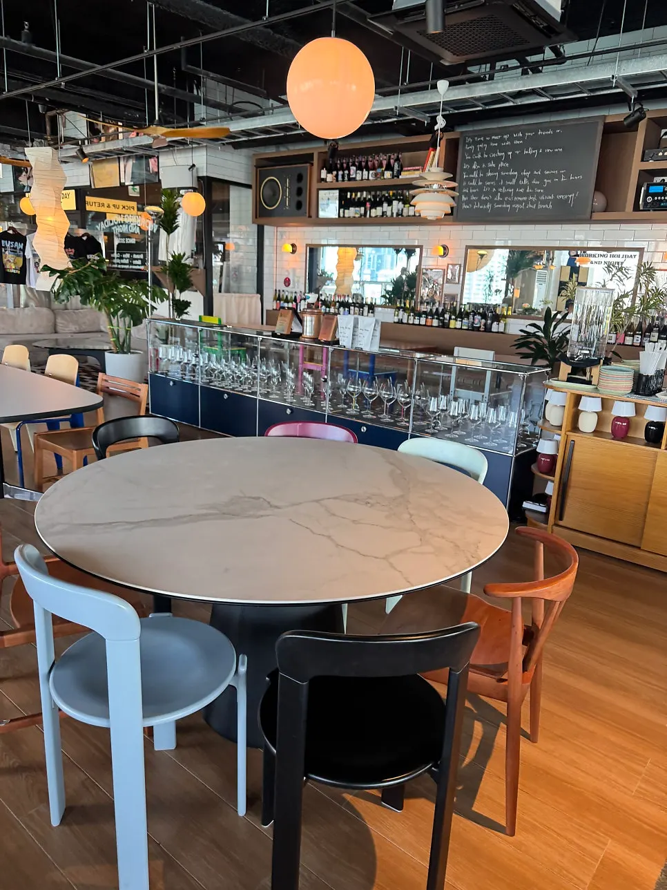 ワーキングホリデー民楽の店内座席の全景