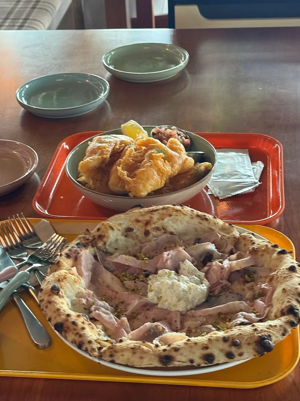 ジャンボンピザとフィッシュ&チップスが並んだテーブル
