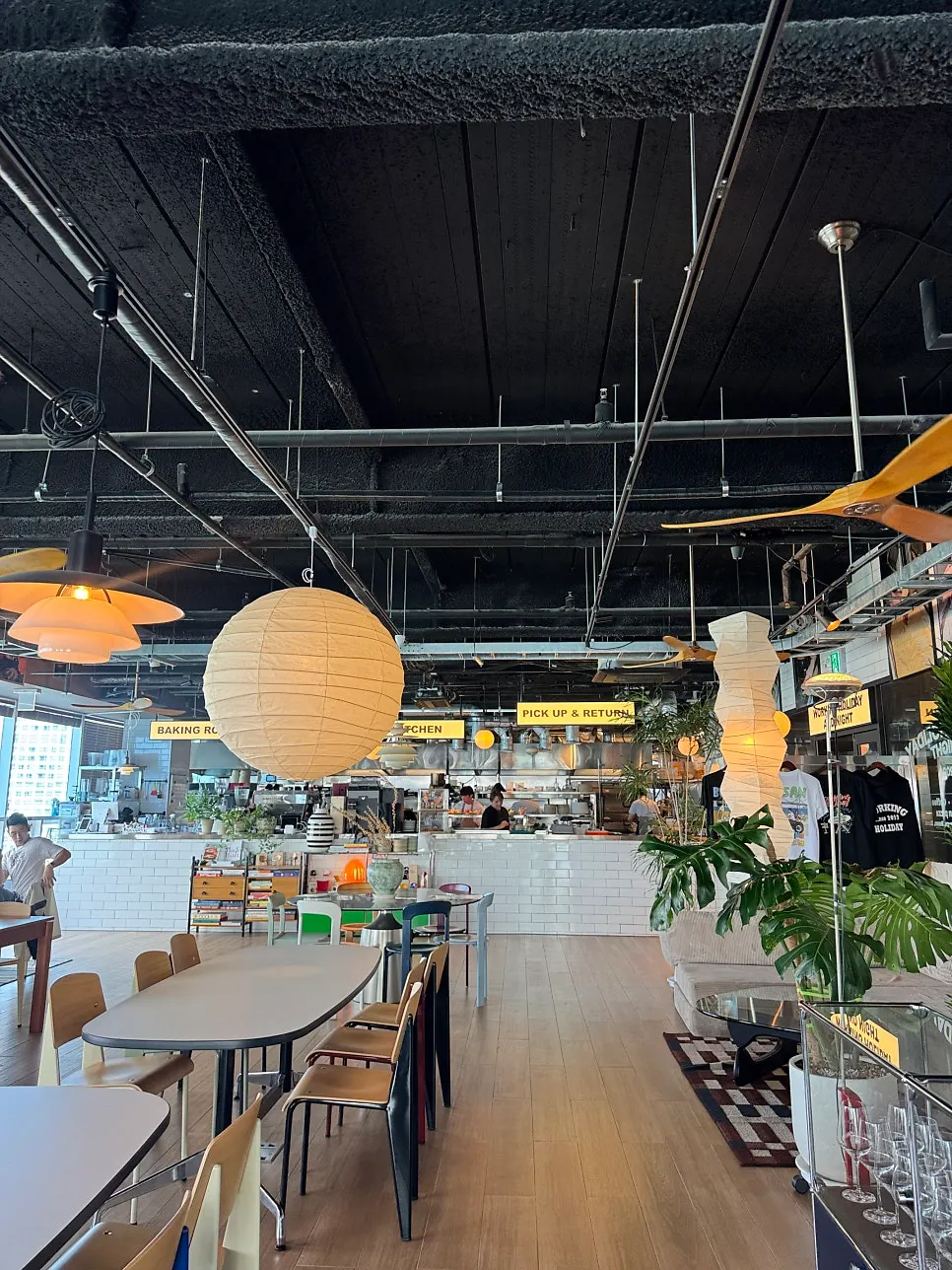 食事終盤のカフェ窓際の風景