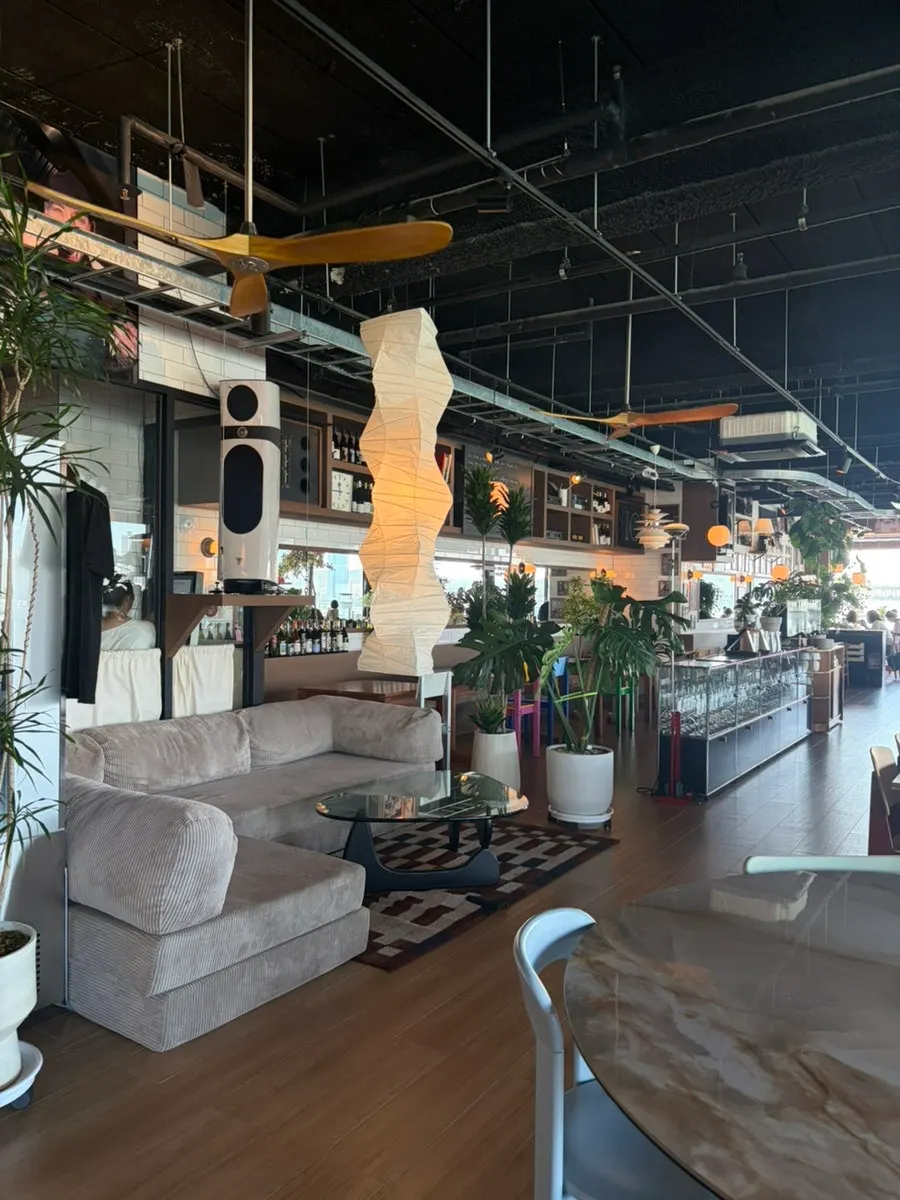 Spacious interior of Working Holiday Minrak