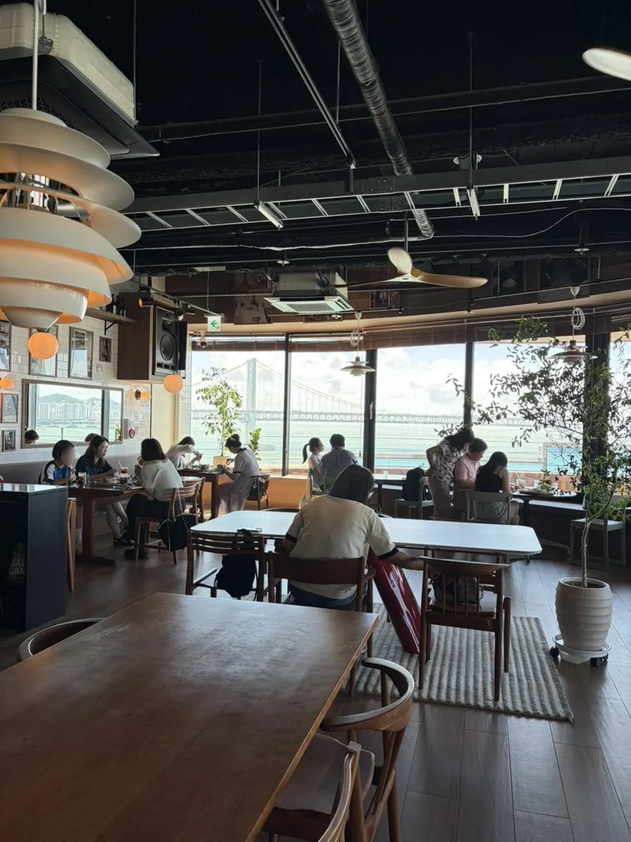 Interior layout and tables at Working Holiday Minrak