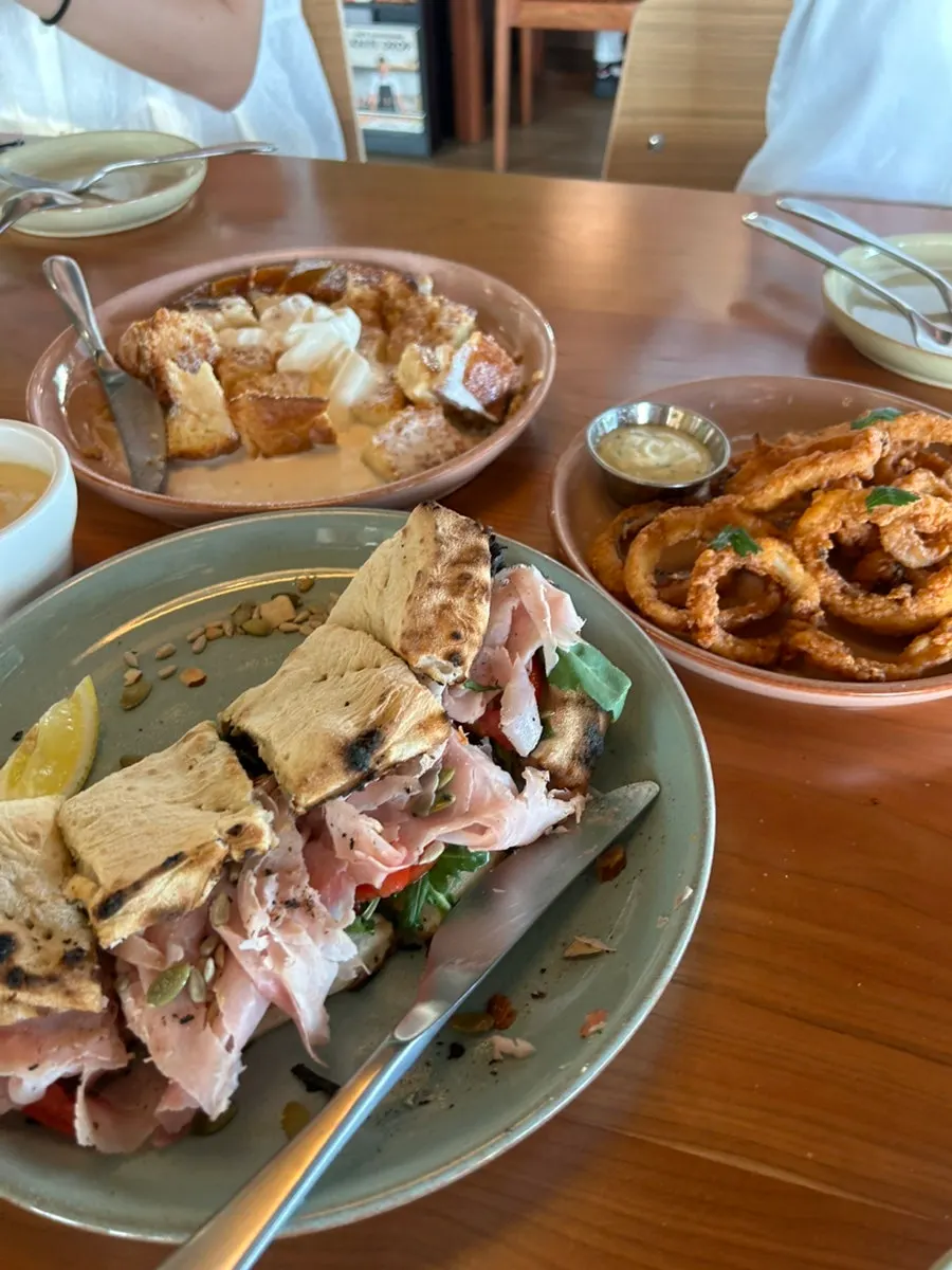 바다가 보이는 카페 창가 인증 사진