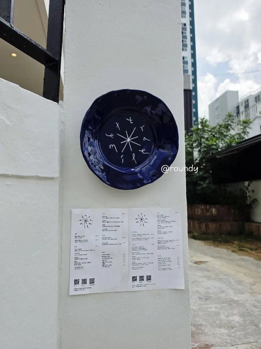 Entrance with a blue plate decoration and menu