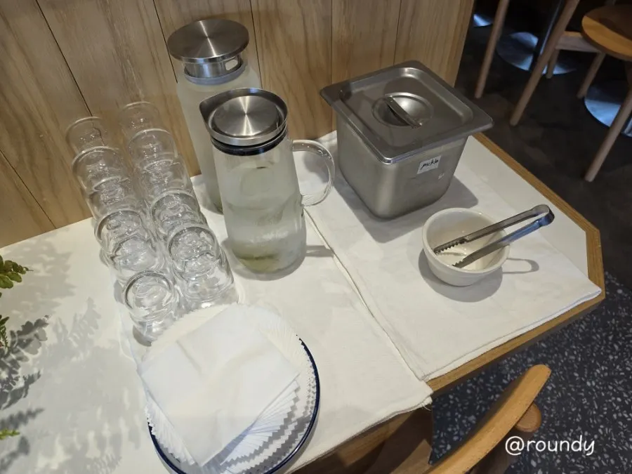 Self-service bar for water and pickles