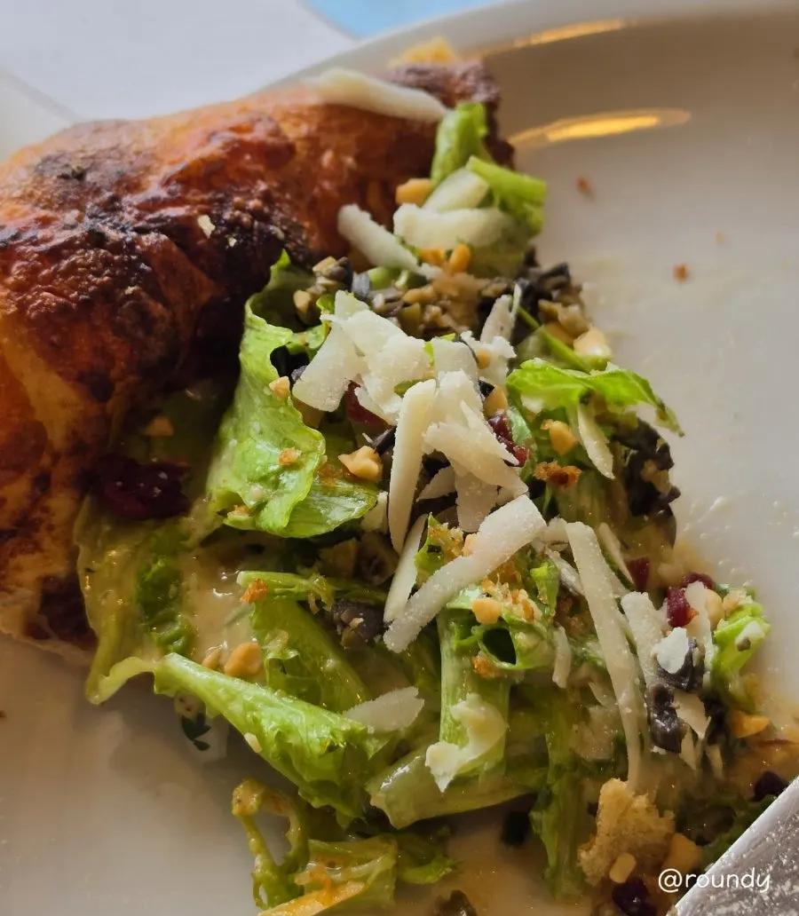 Fresh salad pizza at Extra Mile in Gwangalli