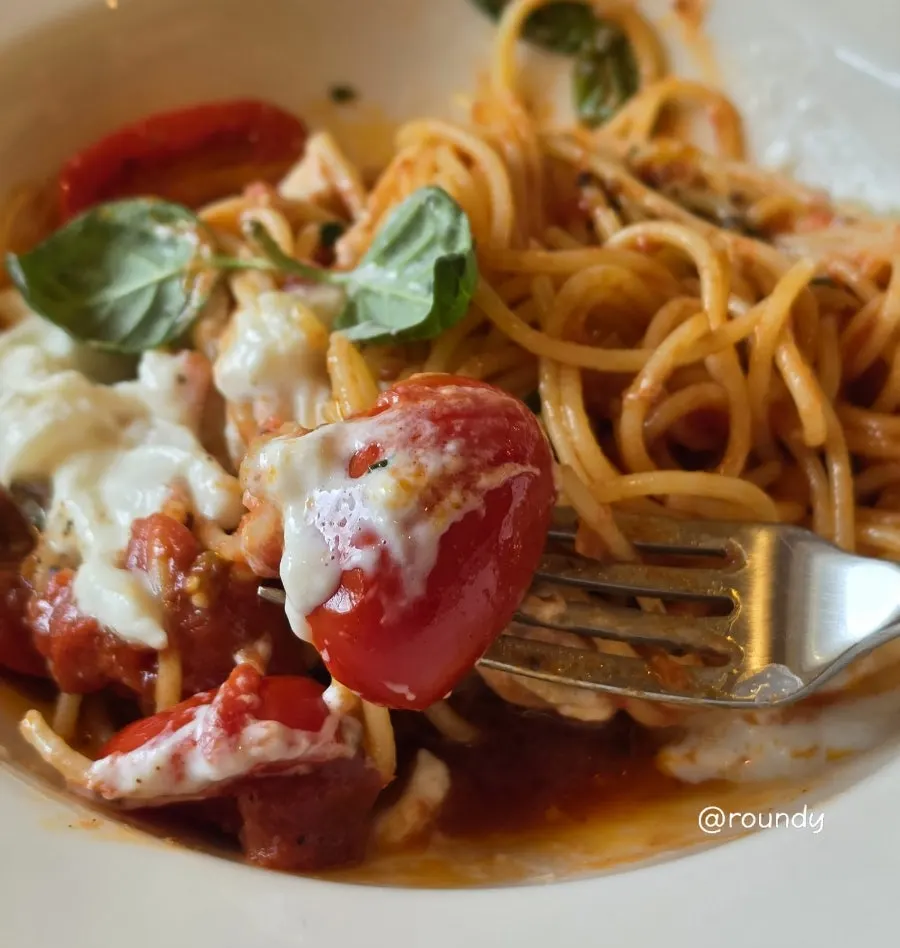 Tomato pasta mixed with cheese
