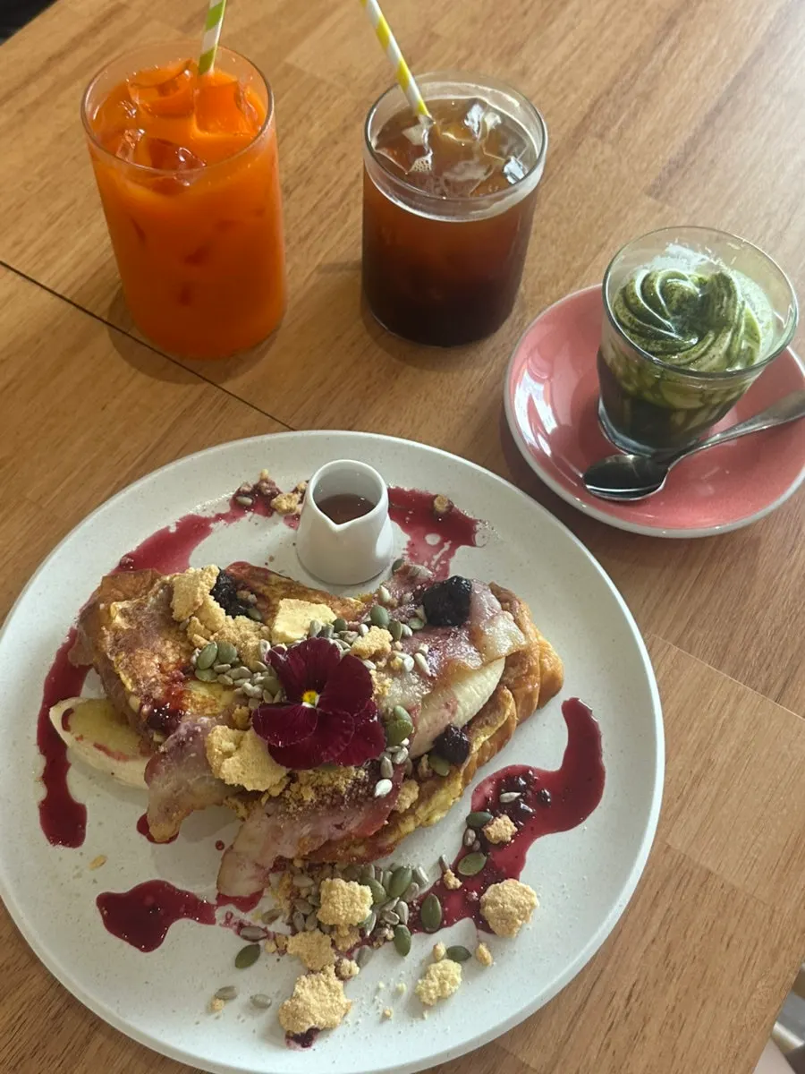 Introduction to the brunch menu at Famous Benny Gwangalli Branch