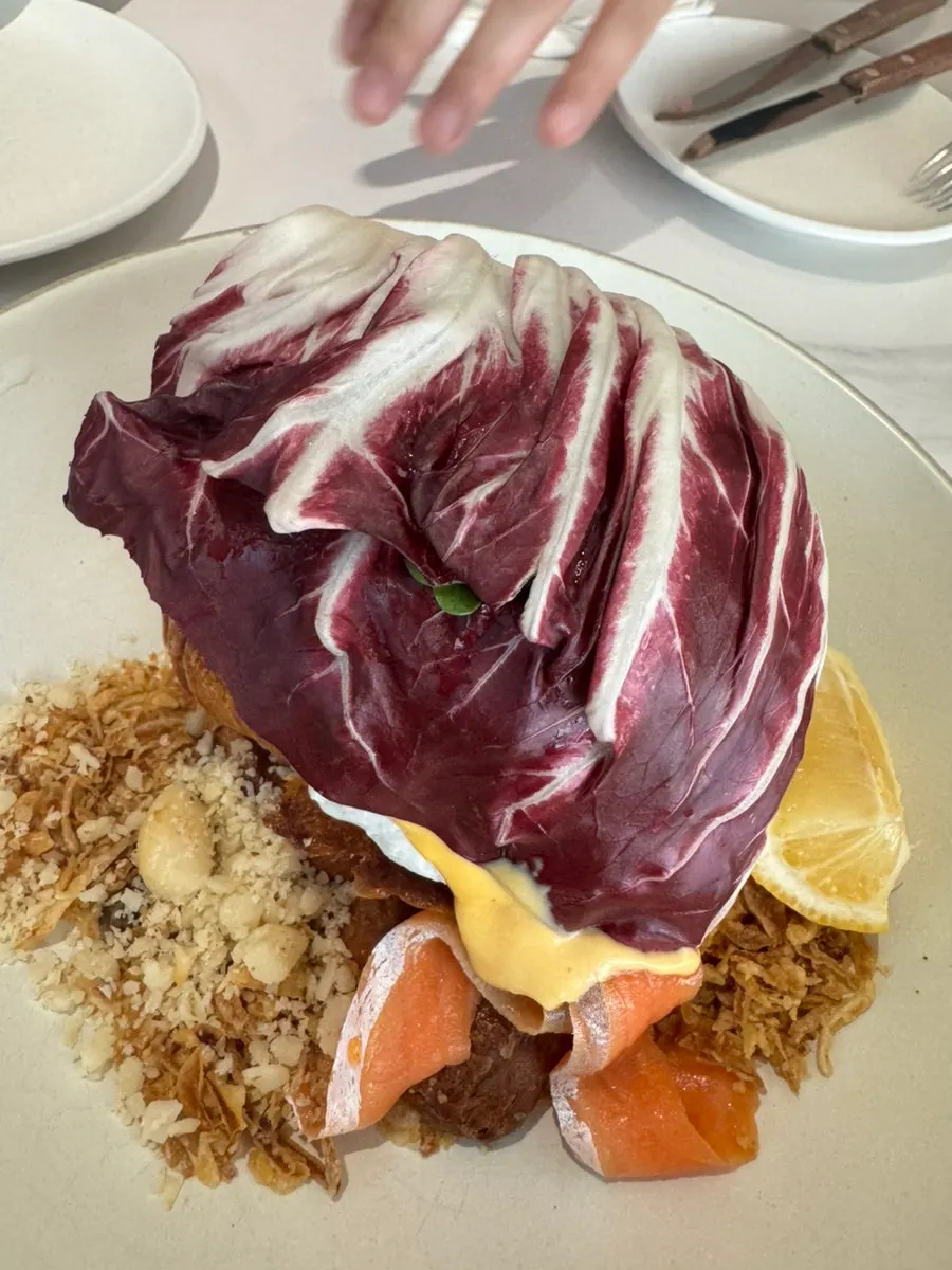 Bàn ăn với nước ép táo cà rốt và brunch
