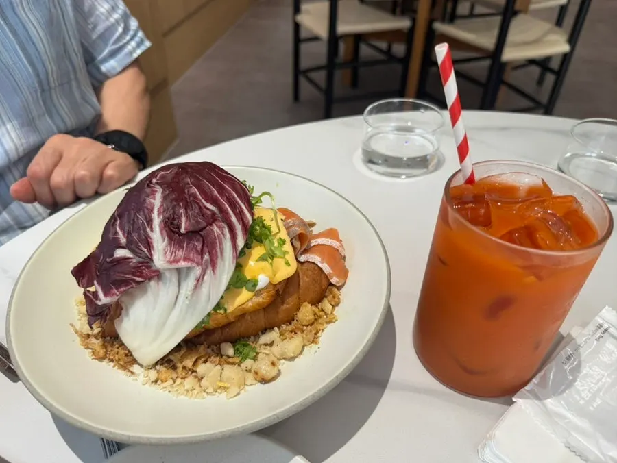 Bàn brunch với nước ép táo cà rốt màu sắc tươi sáng
