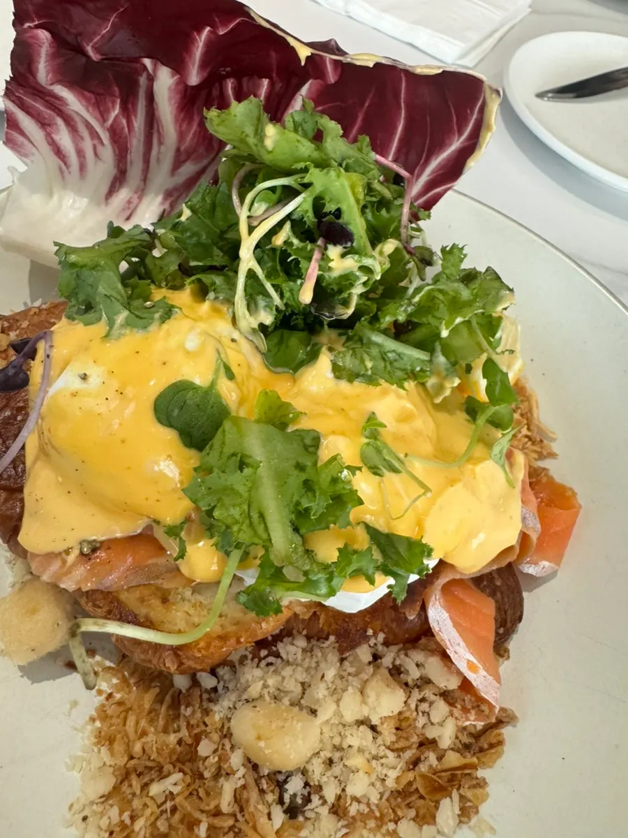 Set The Famous Benny Brunch gồm croissant, cá hồi và bơ