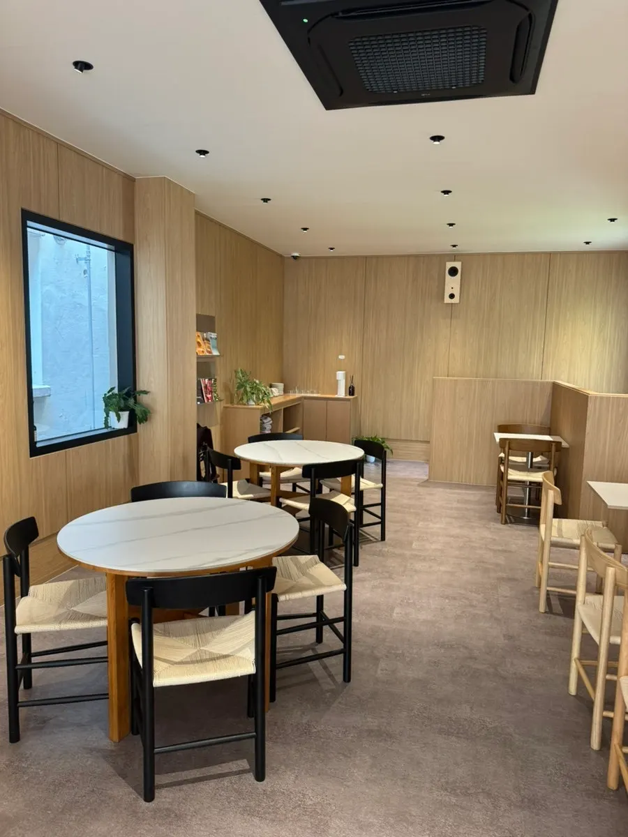 Đĩa brunch có cá hồi và bơ bên trên