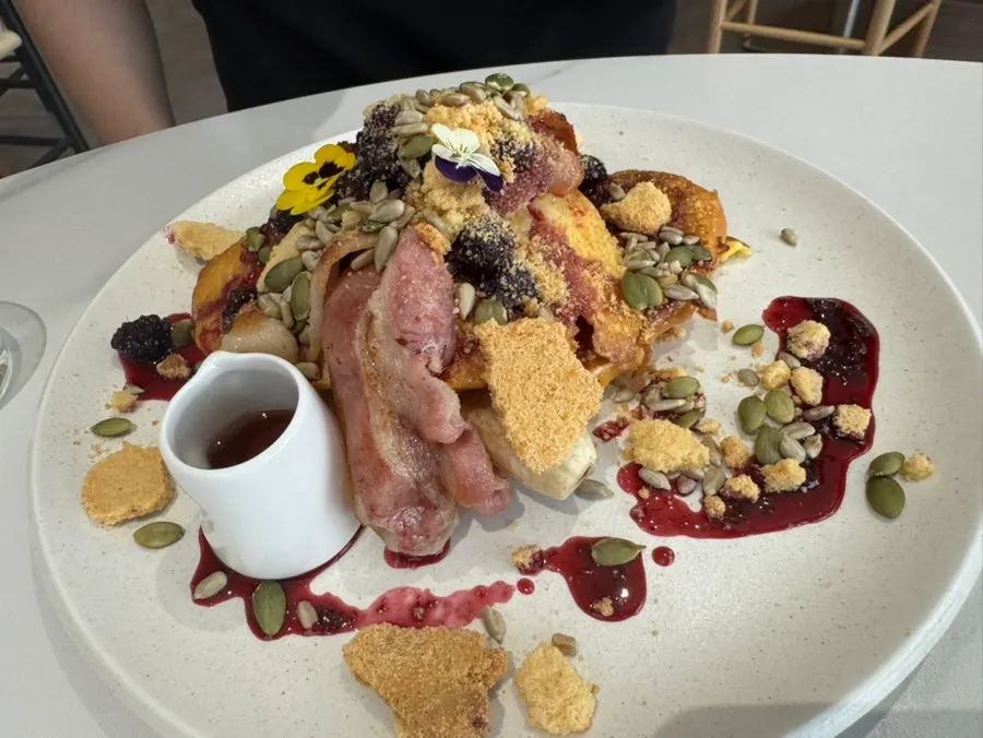 Brunch Famous Benny đặt cùng đồ uống