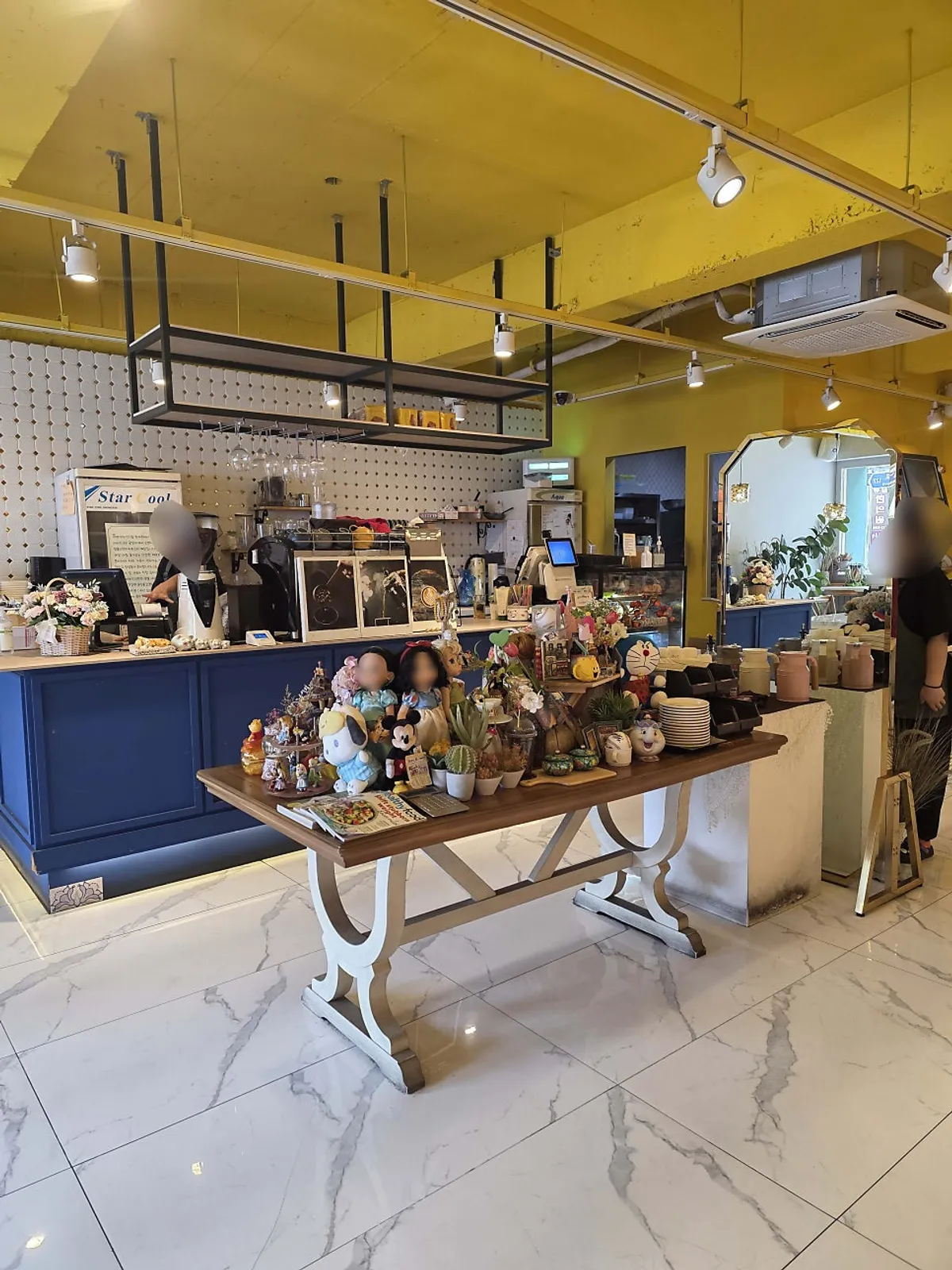 Bright interior atmosphere of Vivid13 Gwangalli Main Branch