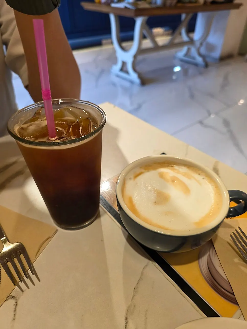 Iced Americano and caffè latte served first