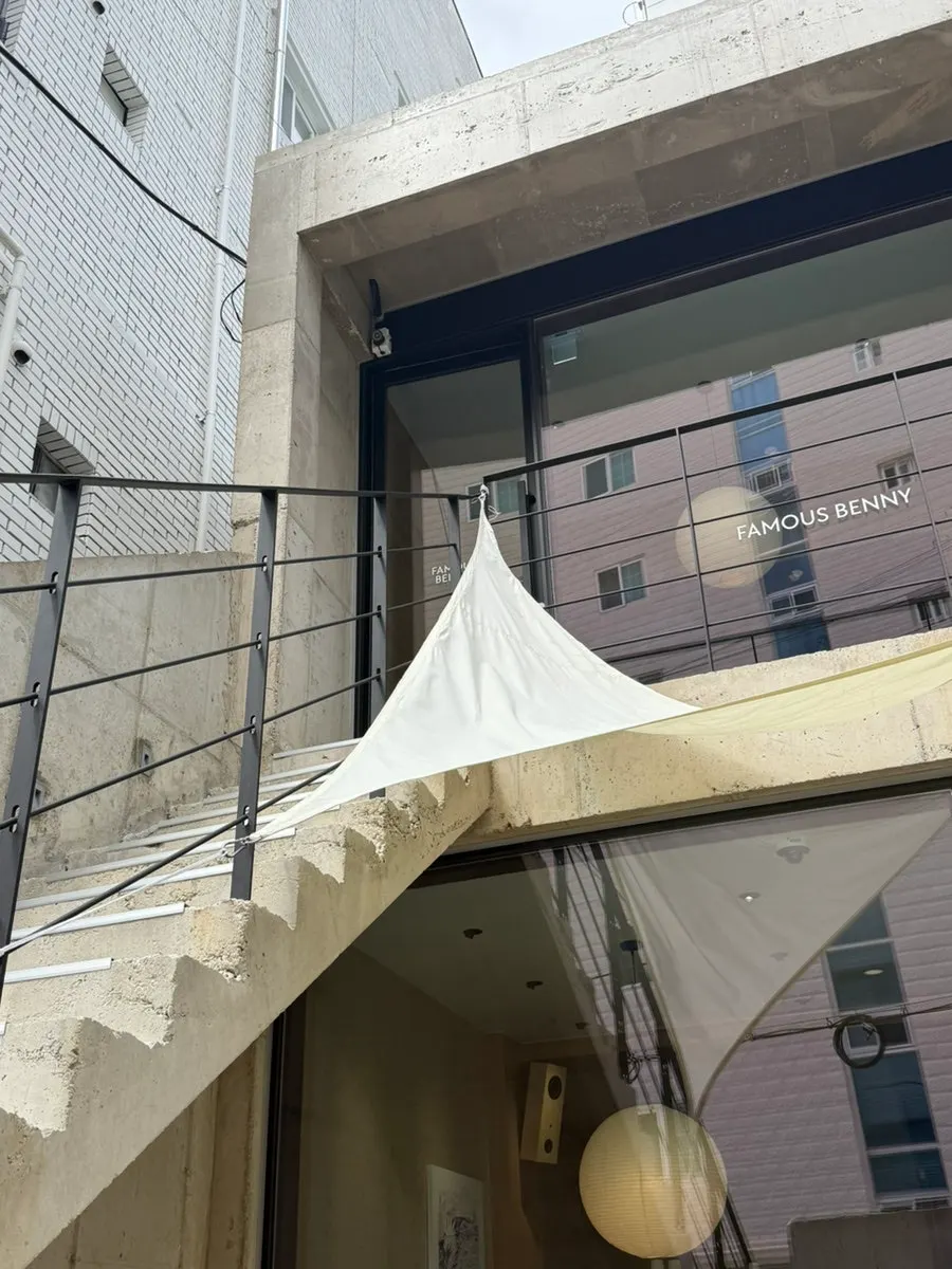 2층으로 이어지는 외부 계단