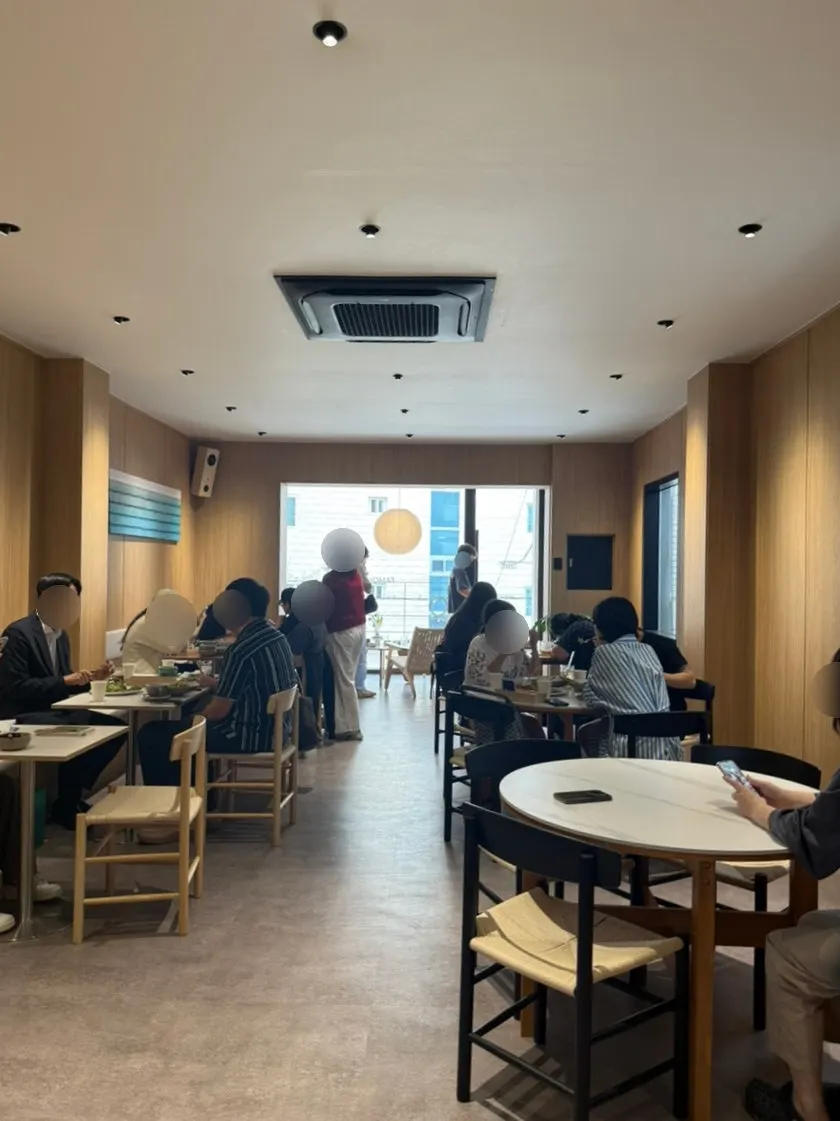 내부 계단에서 바라본 2층 입구