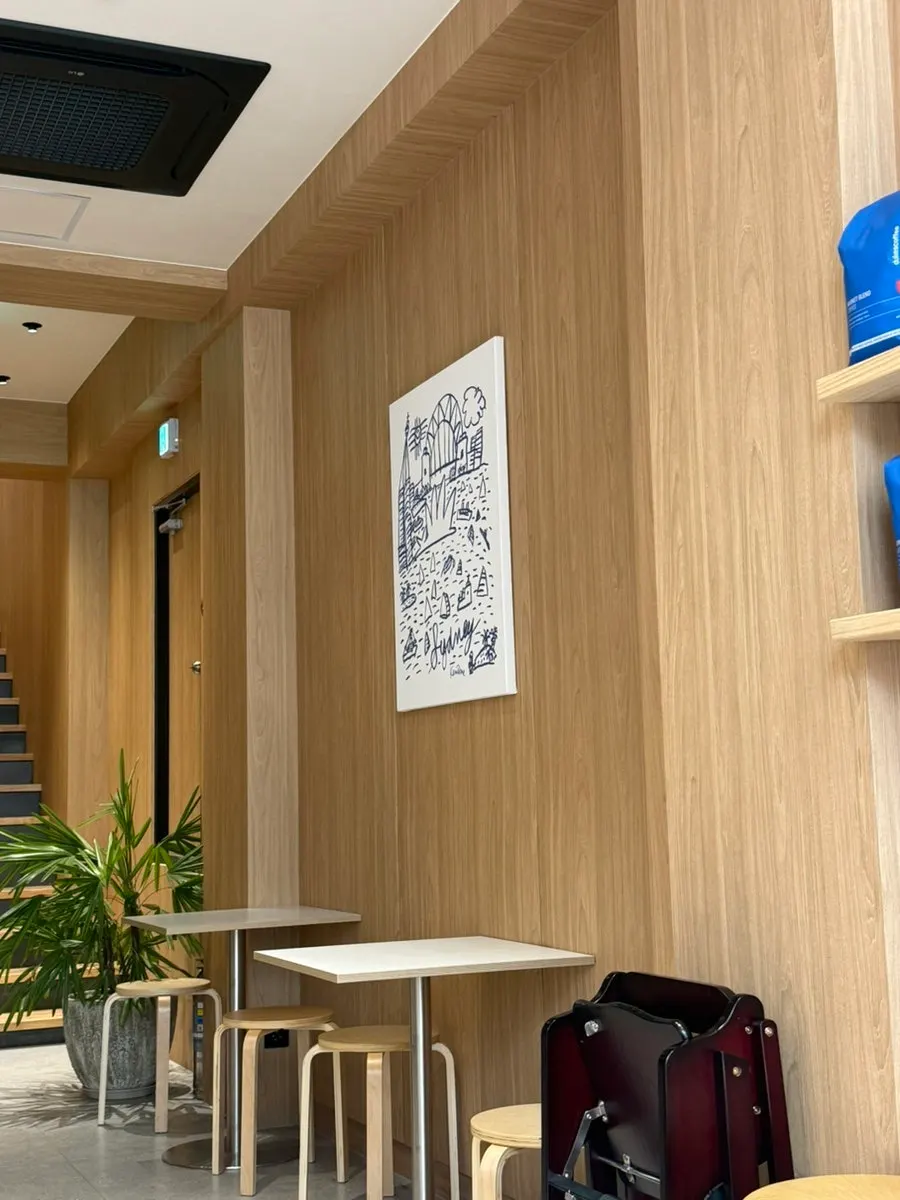 주문한 메뉴가 적힌 영수증과 테이블