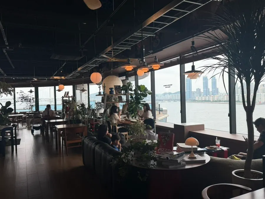 Không khí bên trong quán với view biển Gwangalli