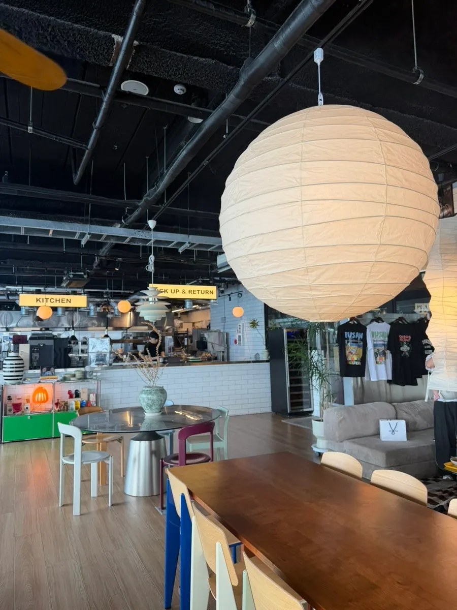 Chỗ ngồi cạnh cửa sổ view biển